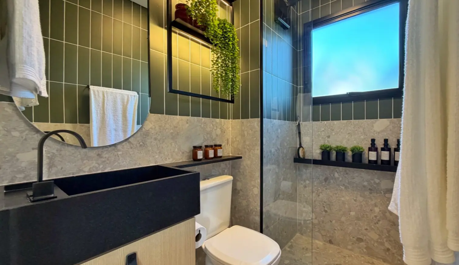 Banheiro do apartamento decorado do Viva Parque Aura com ducha em azulejo verde