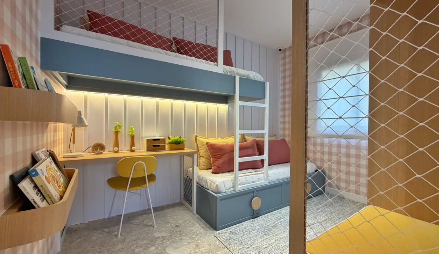 Dormitório do apartamento decorado do Viva Parque Aura com beliche e mesa de estudos